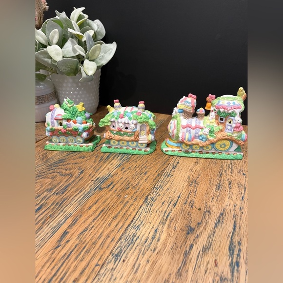 🐇 BUNNY TOWNE Hand Painted Porcelain Easter Train – Set of 3 - Picture 5 of 8